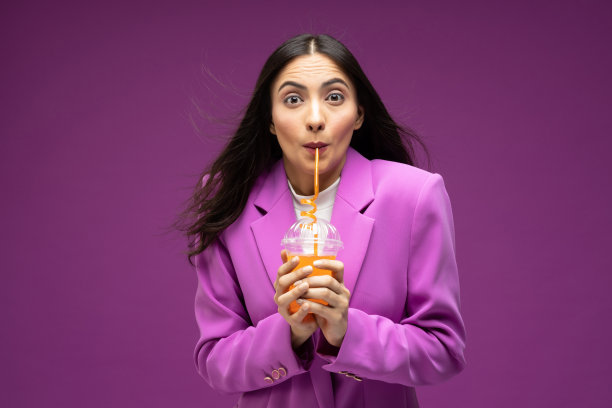 她的肖像她漂亮漂亮的穿着漂亮迷人的豪华漂亮开朗的女孩喝果汁孤立的紫色背景股票照片图片下载