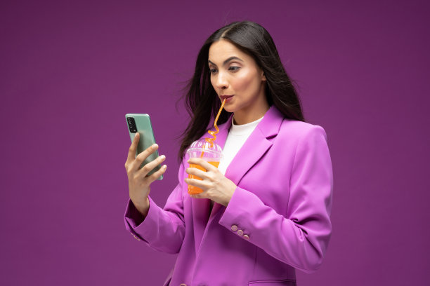 她的肖像她漂亮漂亮的穿着漂亮迷人的豪华漂亮开朗的女孩喝果汁孤立的紫色背景股票照片图片下载