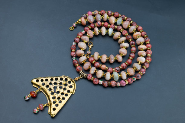 独特的美丽的项链为妇女，复古珠宝的概念，宣传照片为网上珠宝店图片下载