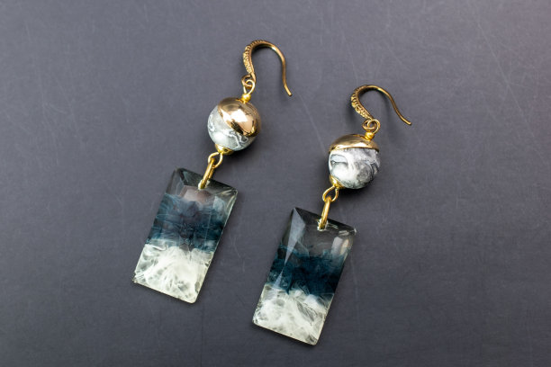 美丽的不寻常的耳环，口音复古的珠宝为妇女，宣传照片为网上珠宝店图片下载