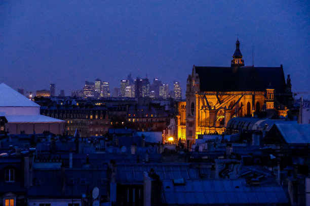 从蓬皮杜中心看巴黎的夜景，照片是巴黎大都会的美丽全景图片下载