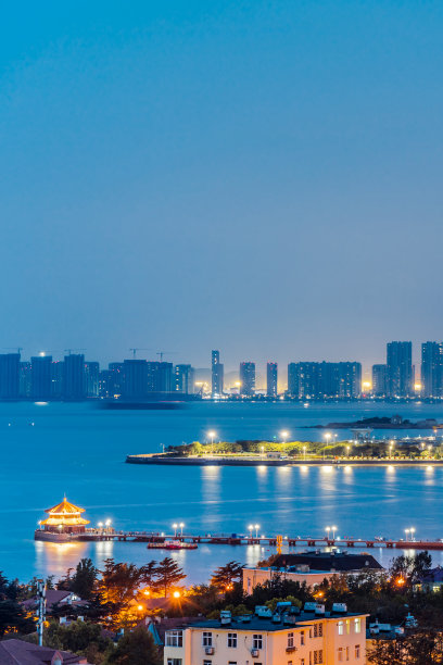 中国山东省青岛市市南区湛桥天际线夜景图片下载