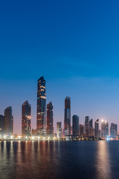 中国山东青岛福山湾沿岸建筑的夜景图片下载