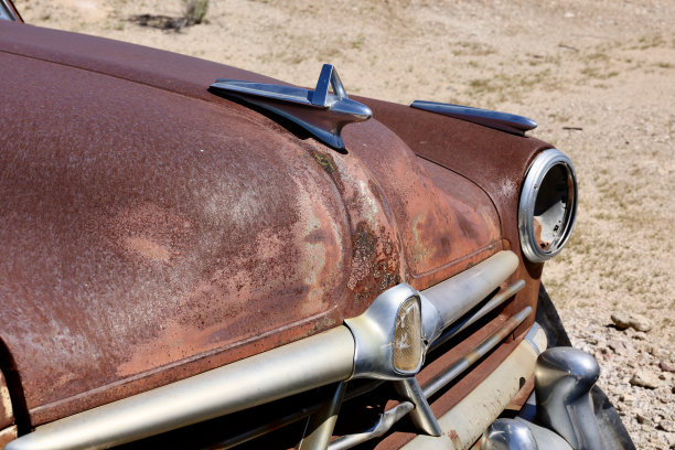 垃圾场里生锈的废弃车辆的正面照片图片下载