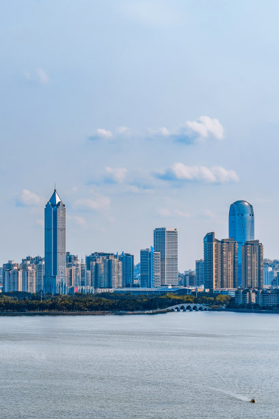 中国海南海口CBD建筑的海岸线和游艇图片下载