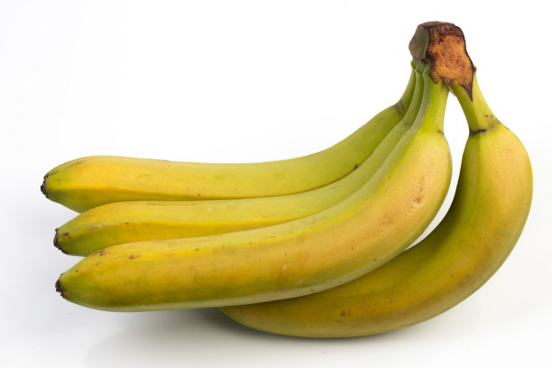 一束未成熟的绿色香蕉被隔离在白色背景上。图片下载