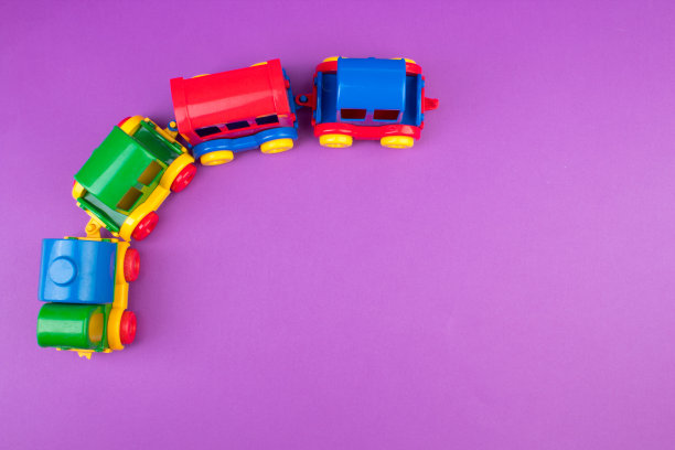 儿童玩具，紫色背景上的多色蒸汽机车。图片下载