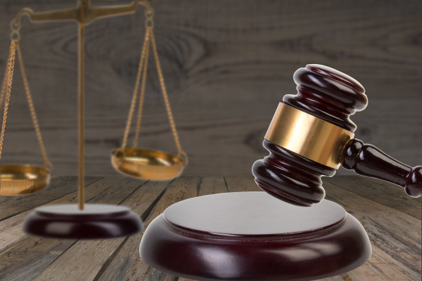 正义的天平，律师事务所图书馆法律书上的木槌。法律教育理念。图片下载