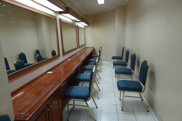 椅子和桌子整齐地摆放在房间里图片下载