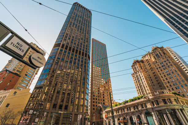 旧金山的高层建筑耸立在街道上，融合了现代和历史建筑。图片下载