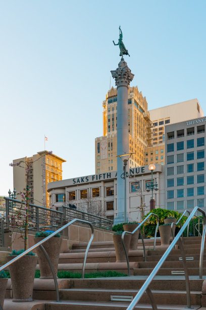 胜利纪念碑在标志性的旧金山零售商中美化了天际线。图片下载