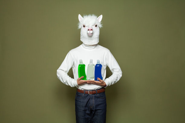 喇嘛手持塑料瓶在绿色横幅的背景图片下载