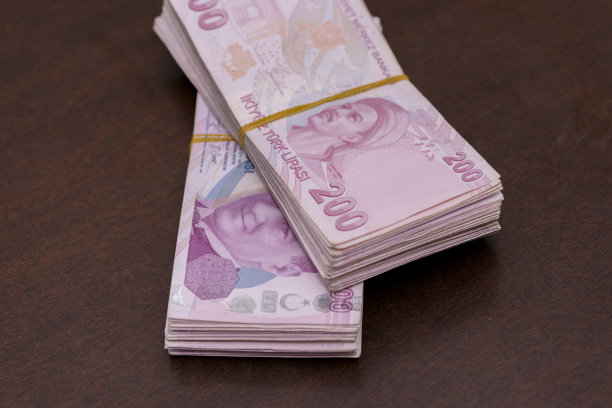 一堆硬币在木地板上图片下载