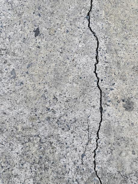 混凝土裂缝的照片显示地面上有裂缝。图片下载