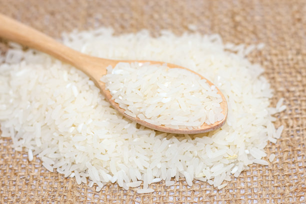 图片中泰国的茉莉花大米放在白色背景的麻袋上。图片下载