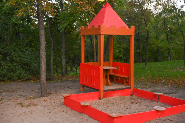 操场上的儿童凉亭和沙坑图片下载