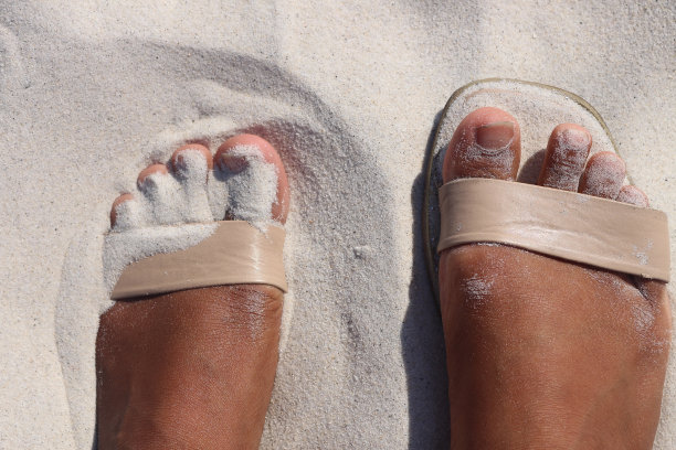女性的脚和脚趾在沙子库存照片图片下载