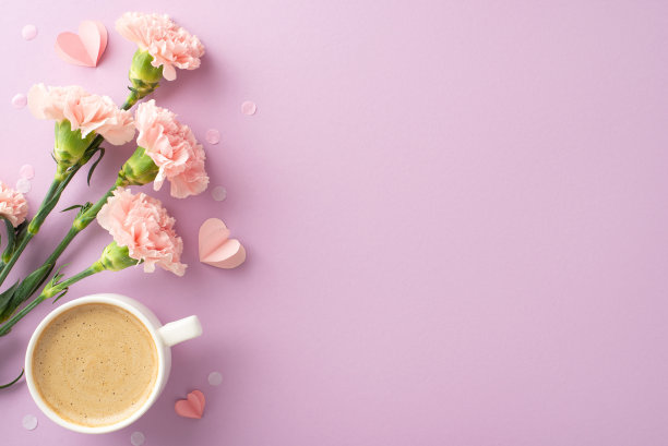 母亲节时尚概念:俯视图照片一杯新鲜的卡布奇诺，新鲜康乃馨花束，小心，和彩色纸屑粉彩丁香的背景，文字或广告的空间图片下载
