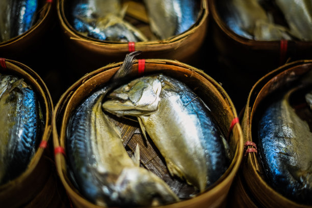 用小竹篮包装的清蒸鲭鱼通常在泰国的市场上出售。图片下载