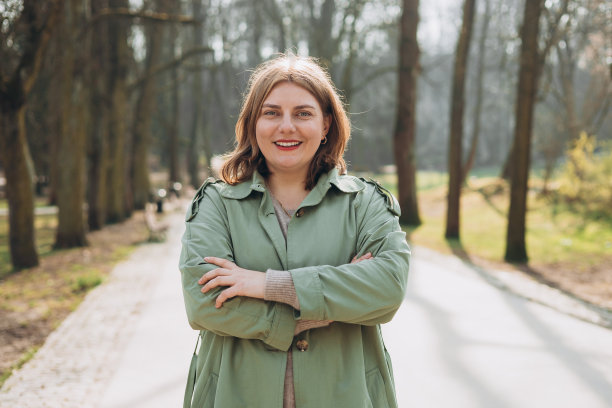 美丽的年轻女子在户外笑的肖像。30多岁的开朗女游客，穿着随意，在户外休息。城市，人的概念。高质量照片图片下载