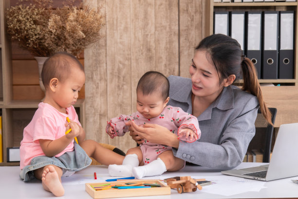 美丽的亚洲母亲困惑多任务，单身母亲不能在孩子玩耍的时候工作，在家工作，照顾混乱的孩子，在隔离社会距离期间Covid-19危机的概念图片下载