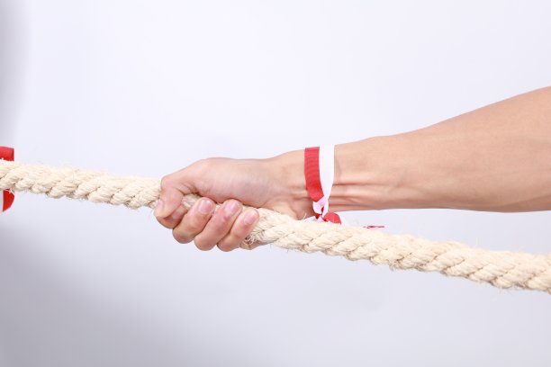 亚洲人庆祝独立时拉绳子的特写照片图片下载