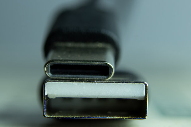 为手机、智能手机或其他通信设备充电的设备特写照片。图片下载