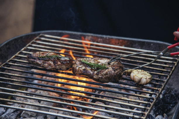 横幅烧烤烧烤烤肉串在火火焰热木炭烹饪户外。旗帜牛肉烧烤野餐排骨烟熏培根美国菜。烧烤猪肉加热烧烤架火焰与复制空间图片下载