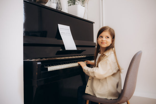 小女孩在室内弹钢琴图片下载