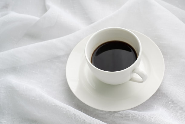 杯在织物上的白色背景照片图像图片下载