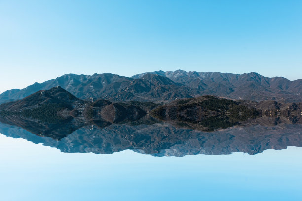 高山湖泊的自然风光图片下载