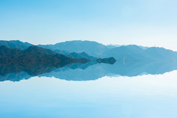 高山湖泊的自然风光图片下载