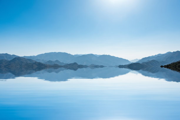 高山湖泊的自然风光图片下载