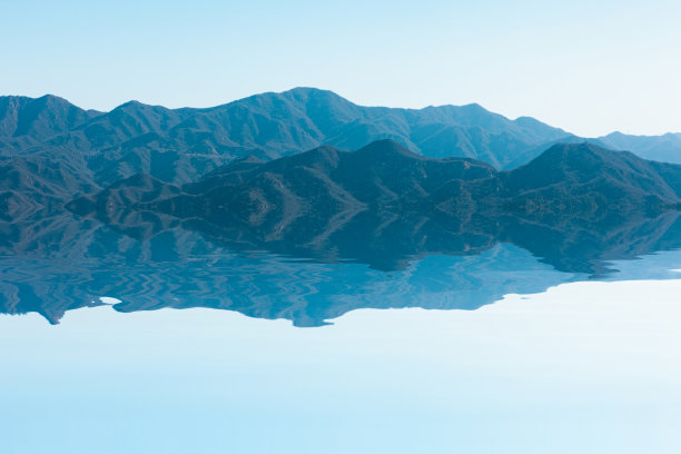 高山湖泊的自然风光图片下载