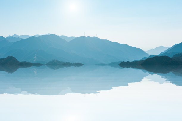 高山湖泊的自然风光图片下载