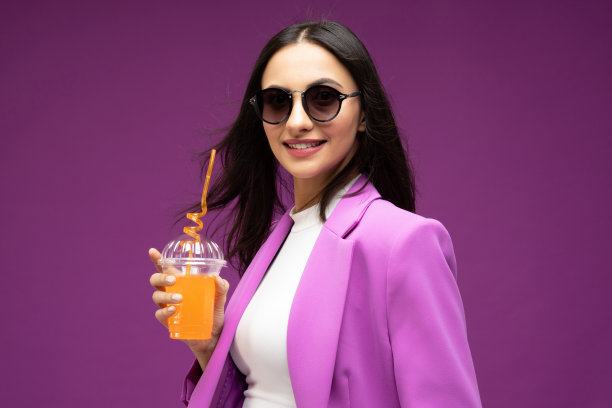她的肖像她漂亮漂亮的穿着漂亮迷人的豪华漂亮开朗的女孩喝果汁孤立的紫色背景股票照片图片下载