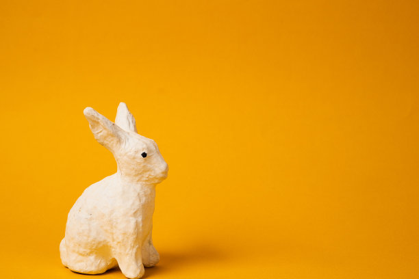 白色复活节兔子在黄色背景动物装饰复制空间图片下载