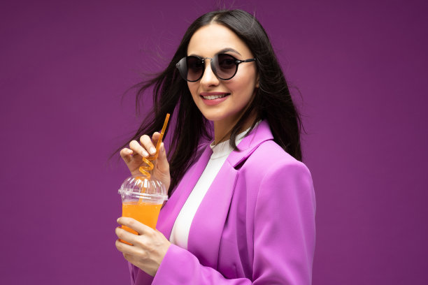 她的肖像她漂亮漂亮的穿着漂亮迷人的豪华漂亮开朗的女孩喝果汁孤立的紫色背景股票照片图片下载