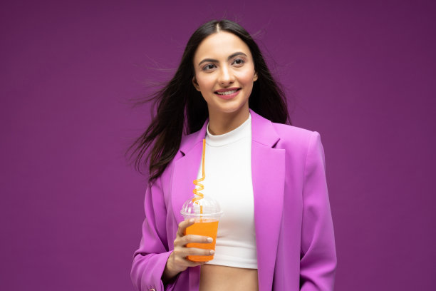 她的肖像她漂亮漂亮的穿着漂亮迷人的豪华漂亮开朗的女孩喝果汁孤立的紫色背景股票照片图片下载