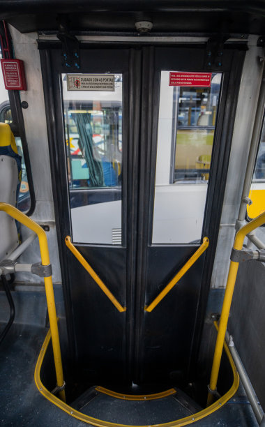 在公共汽车里坐在公共交通工具的后面图片下载