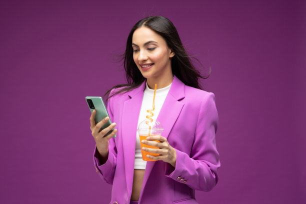 她的肖像她漂亮漂亮的穿着漂亮迷人的豪华漂亮开朗的女孩喝果汁孤立的紫色背景股票照片图片下载