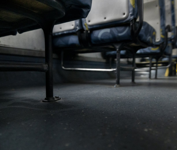 在公共汽车里坐在公共交通工具的后面图片下载