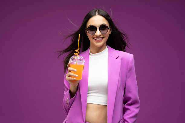她的肖像她漂亮漂亮的穿着漂亮迷人的豪华漂亮开朗的女孩喝果汁孤立的紫色背景股票照片图片下载