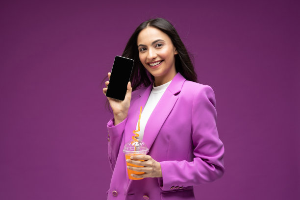 她的肖像她漂亮漂亮的穿着漂亮迷人的豪华漂亮开朗的女孩喝果汁孤立的紫色背景股票照片图片下载