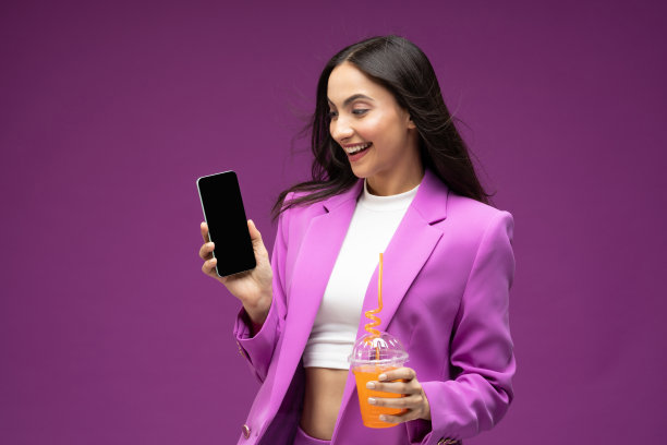 她的肖像她漂亮漂亮的穿着漂亮迷人的豪华漂亮开朗的女孩喝果汁孤立的紫色背景股票照片图片下载