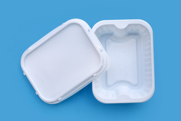 蓝色背景的塑料食品盒。图片下载