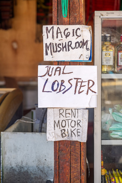 旅游商店前的广告招牌图片下载