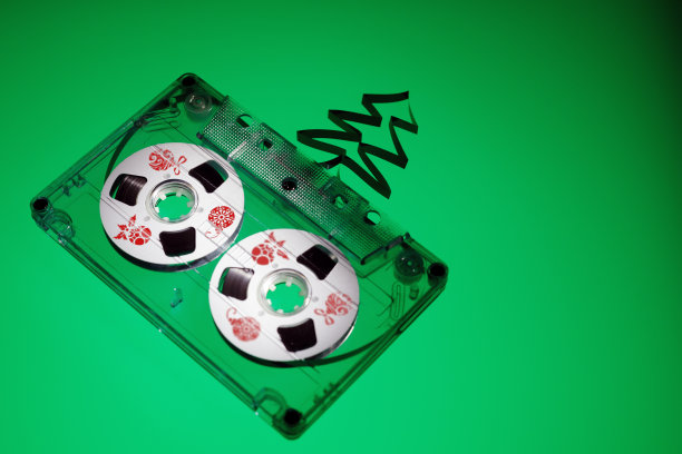 1980年代的音频磁带与白色光盘装饰与圣诞玩具图片在绿色背景与自由空间为圣诞主题的文字图片下载