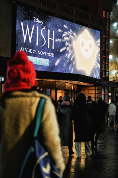 伦敦人来人往的夜晚街景，几位游客在著名的英国克兰伯恩街大厦外景，在伦敦市中心的莱斯特广场，伦敦西区，英格兰，英国，大不列颠，欧洲图片下载