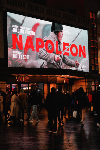 伦敦克兰伯恩街景，Vue电影院大楼，繁忙的街景与人群在伦敦西区，英国图片下载